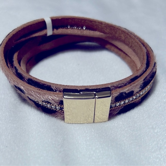🤎BRAND NEW🤎 Chic Wrap Around Animal Print, Leather and Diamond Bracelets (2) - Picture 6 of 7